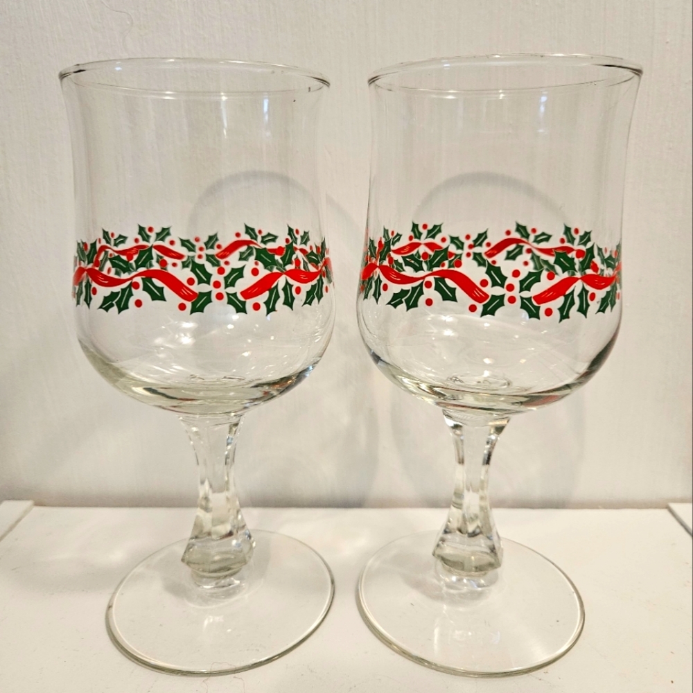Set of 2 Vintage Libbey Holly Berry Christmas wine glasses